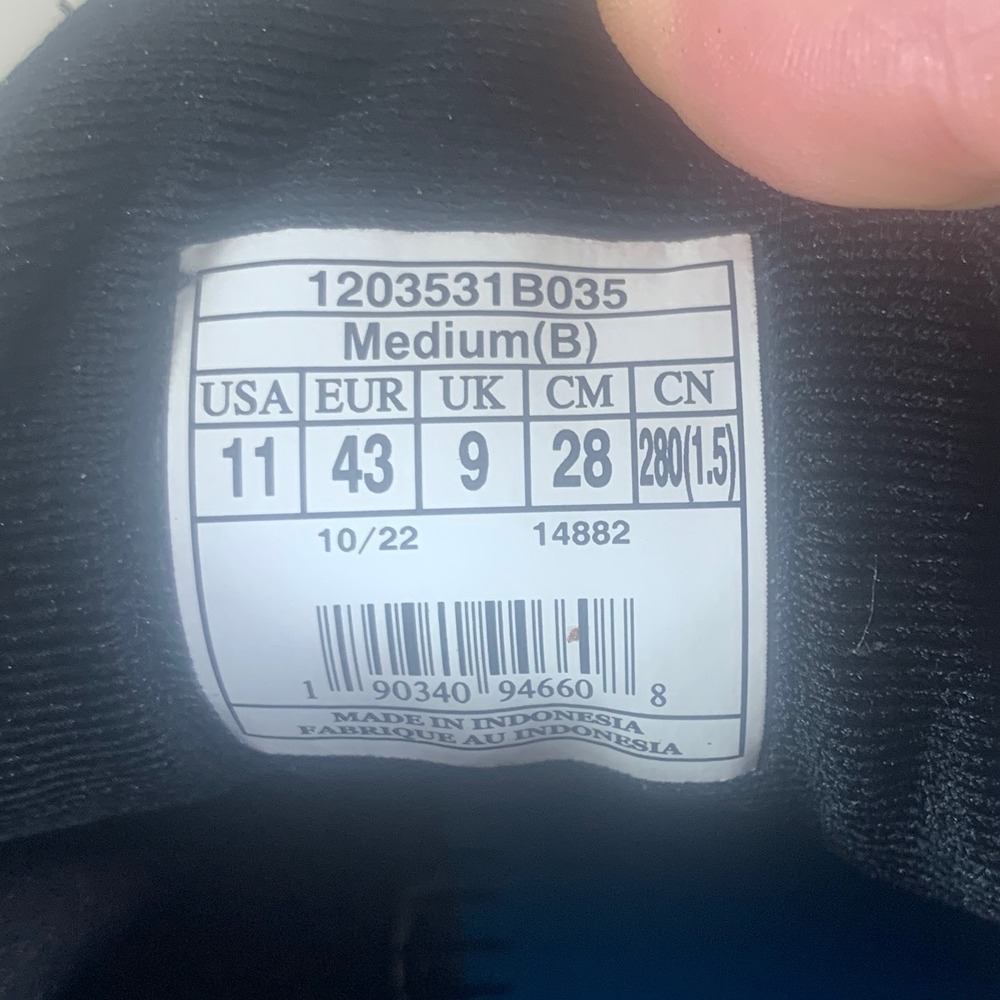 Brooks Adrenaline GTS 22 White and Black Athletic Shoes - Picture 9 of 12
